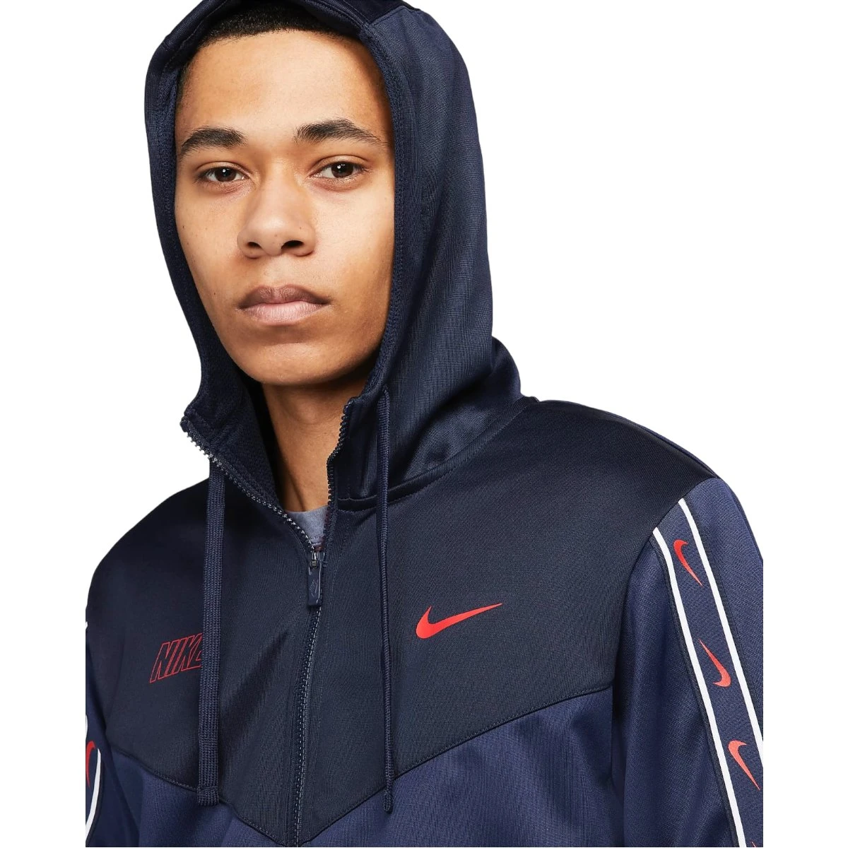 Nike Herren Track Jacket Nike Swoosh Repeat Midnight Navy/obsidian/university Red 3 Nike Herren Track Jacket Nike Swoosh Repeat Midnight Navy/obsidian/university Red – Bild 3