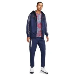 Nike Herren Track Jacket Nike Swoosh Repeat Midnight Navy/obsidian/university Red 9 Nike Herren Track Jacket Nike Swoosh Repeat Midnight Navy/obsidian/university Red -Sportausrüstung nike herren track jacket nike swoosh repeat midnight navy obsidian university red5